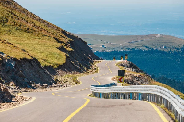 Estrada sinuosa e perigosa em Parang Mountains, na Roménia — Fotografia de Stock