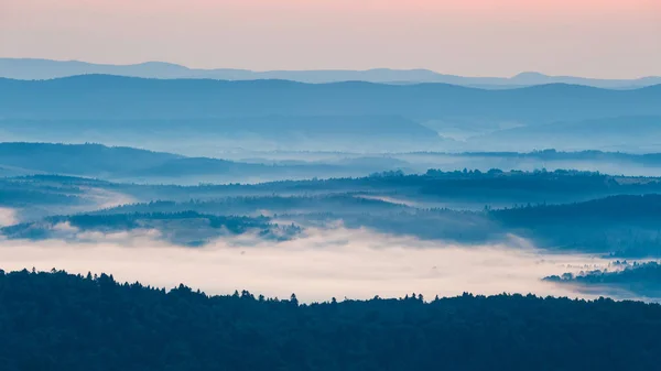 Paisagem nebulosa em Bieszczady Mountains, Polonia, Europa — Fotografia de Stock