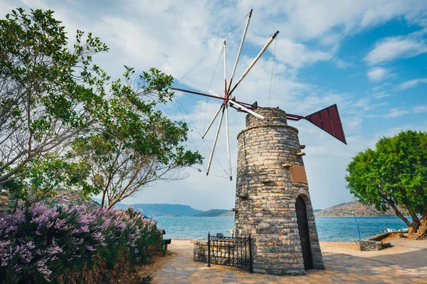 Starym stylu wiatraki na płaskowyżu Lasithi. Crete, Grecja — Zdjęcie stockowe