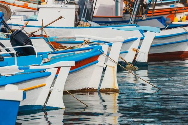 Rybářské lodě v přístavu, zblízka — Stock fotografie