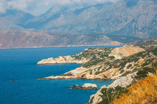 Skalnaté pobřeží nedaleko Ajos Nikolaos na Krétě, Řecko — Stock fotografie