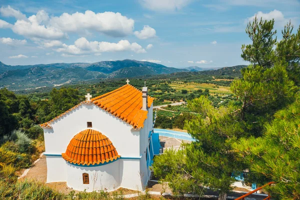 Weiße Kapelle und Berge im Hintergrund, Betoninsel, Griechenland — Stockfoto