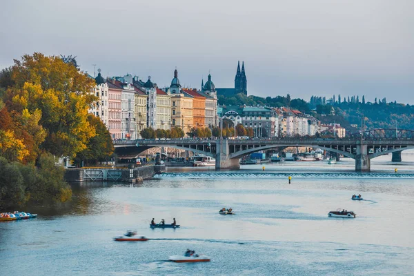 Terraplén del río Moldava en Praga, la capital de la República Checa — Foto de Stock