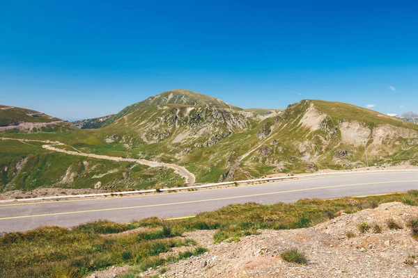 Kronkelende en gevaarlijke weg in Parang bergen in Roemenië — Stockfoto