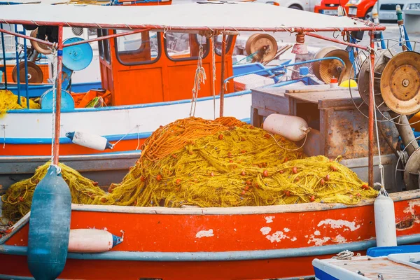 Nahaufnahme von Fischerbooten im Yachthafen, Betoninsel, Griechenland — Stockfoto