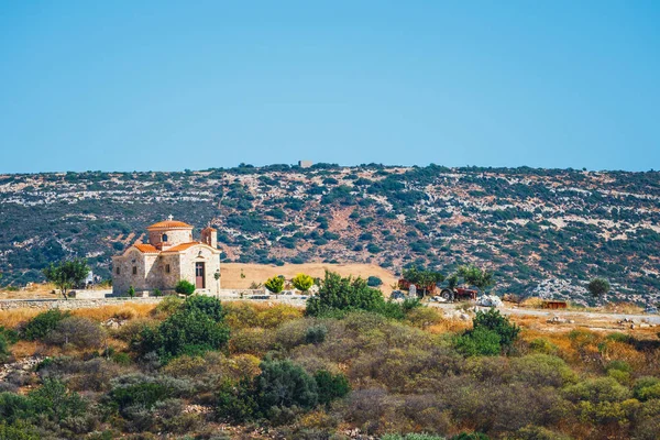 Dağ manzarası ile küçük kilise Girit Adası, Yunanistan — Stok fotoğraf