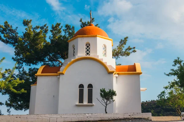 Witte kapel met rode dak in de bergen, Kreta, Griekenland — Stockfoto