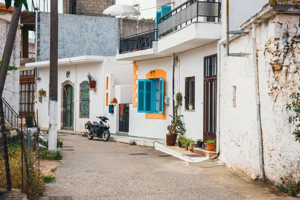 Calle estrecha en el pequeño pueblo, Isla de Creta, Grecia —  Fotos de Stock