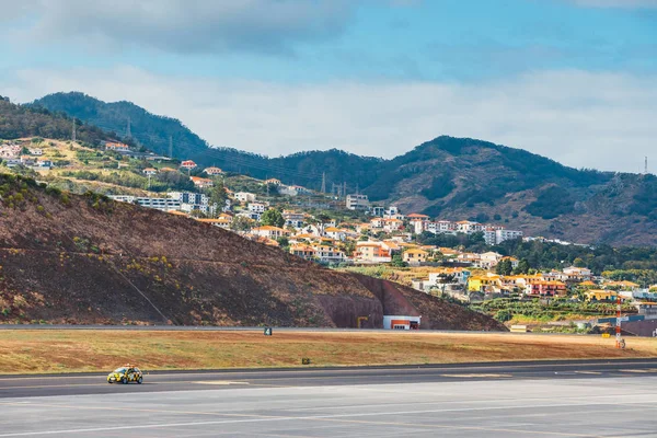 Dráha na letiště Madeira, toto letiště je jedním z nejnebezpečnějších letišť v Evropě — Stock fotografie
