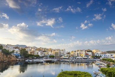 Agios Nikolaos, Girit, Yunanistan - 08 Haziran 2017: Agios Nikolaos town adlı yaz öğleden sonra. Agios Nikolaos adada Crete, Yunanistan en turistik kentlerinden biridir