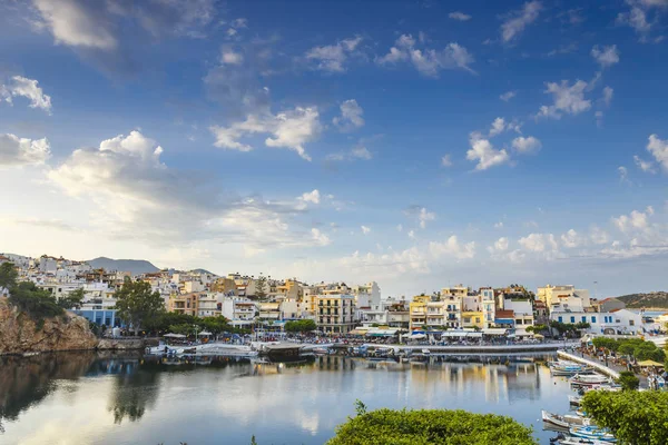 夏の午後、アイオス ・ ニコラオスの町のアイオス ・ ニコラオス、クレタ島、ギリシャ - 2017 年 6 月 8 日:アイオス ・ ニコラオスはギリシャ、クレタ島で最も観光都市の一つ — ストック写真