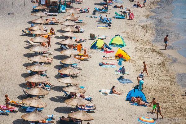 Isla de Creta, Grecia, 09 de junio de 2017: Panorama de la playa de Matala. Cuevas en las rocas fueron utilizadas como cementerio romano y en la década de los 70 eran hippies vivos de todo el mundo, Creta, Grecia — Foto de Stock