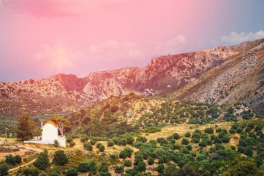 Dağ manzarası ile küçük kilise Girit Adası, Yunanistan