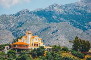 Dağ manzarası ile küçük kilise Girit Adası, Yunanistan