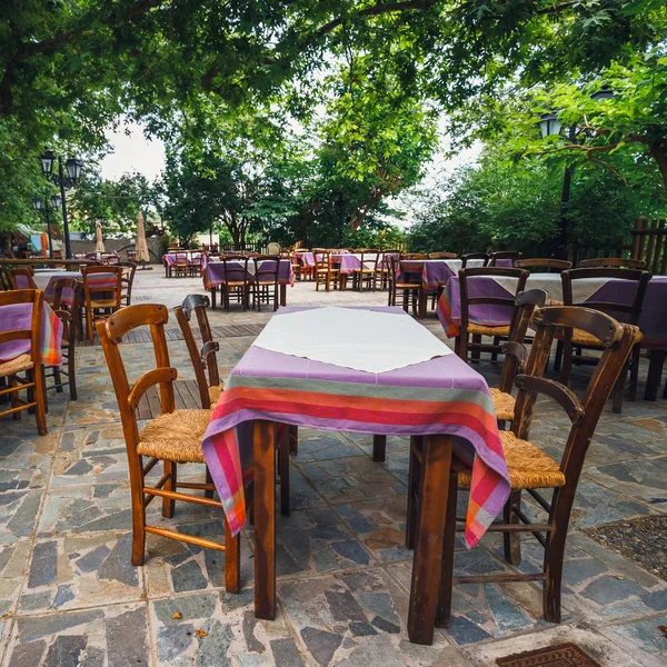 Tawern griego vacío en el jardín, Isla de Creta, Grecia — Foto de Stock
