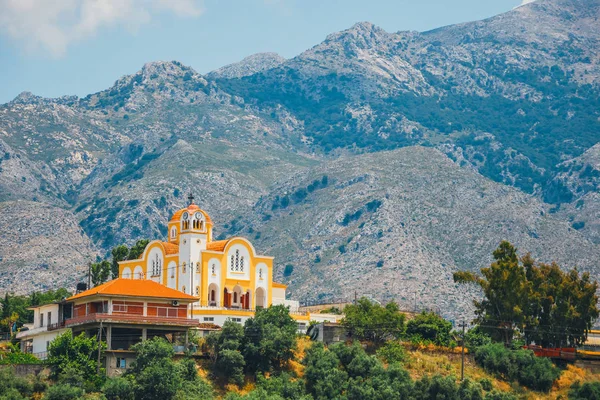 ภูเขาที่มีโบสถ์เล็ก ๆ บนเกาะครีต ประเทศกรีซ — ภาพถ่ายสต็อก