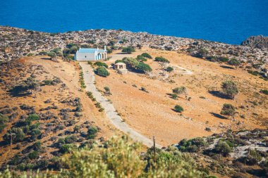 Dağ manzarası ile küçük kilise Girit Adası, Yunanistan