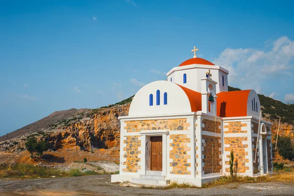 Kleine Kapelle an der Küste in der Nähe von pacheia ammos auf Betoninsel, Griechenland — Stockfoto