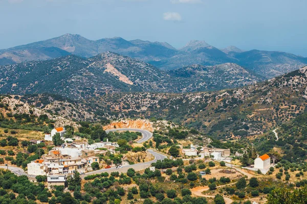 Ένα μικρό και ήσυχο χωριό κρυμμένο στα βουνά, Κρήτη, Ελλάδα — Φωτογραφία Αρχείου