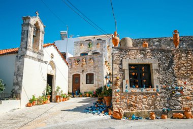 Crete, Yunanistan, 10 Haziran 2017: Geleneksel cretan village Margarites el yapımı seramikler, Crete, Yunanistan için ünlü