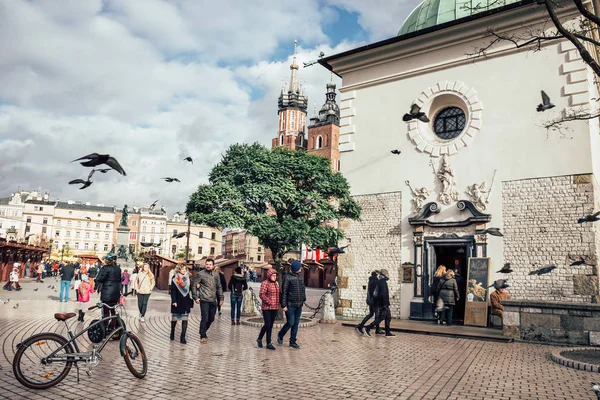 KRAKOW, POLAND - November 11 2017: Unidentified tourists visiting main market square in Krakow, Poland — Stock Photo, Image