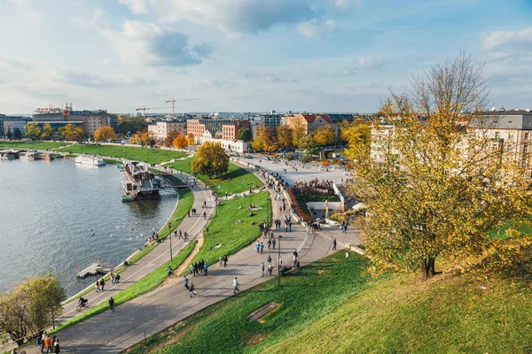 KRAKOW, POLONIA - 15 de octubre de 2017: Vista desde el área del Castillo Real de Wawel en Cracovia. Cracovia es la ciudad más famosa para visitar en Polonia —  Fotos de Stock