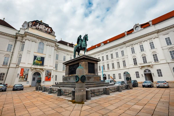 Vídeň, Rakousko, Říjen 13, 2016: Pohled na nádvoří paláce Hofburg ve Vídni — Stock fotografie