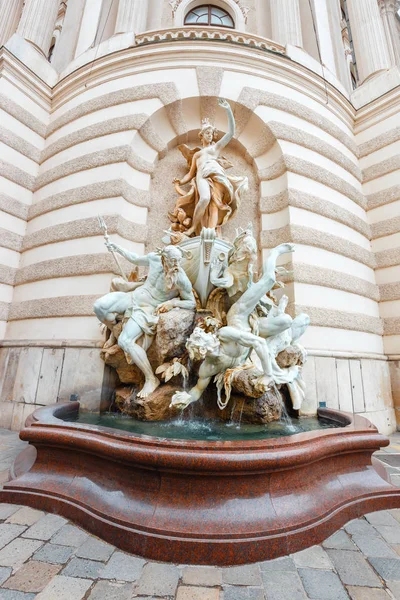 Viena, Austria, 13 de octubre de 2016: Una vista de la escultura en el palacio de Hofburg en Viena, Austria — Foto de Stock