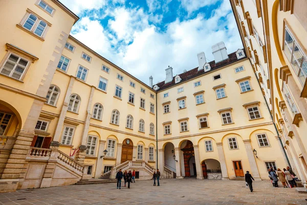 Wien, Österreich, 13. Oktober 2016: Blick auf den Innenhof der Hofburg in Wien, Österreich — Stockfoto