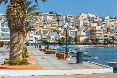 Seaport demirli geleneksel Yunan balıkçı tekneleri ile Sitia şehrin