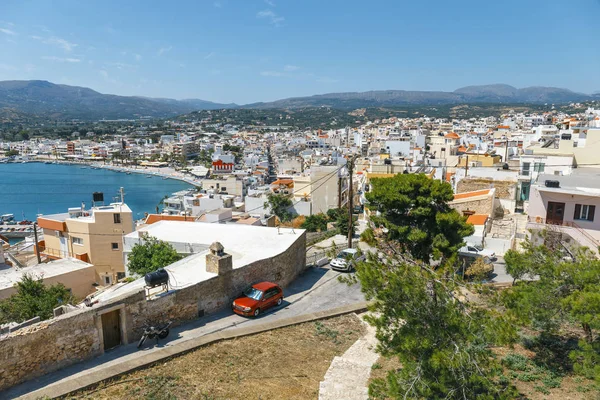 Straat met stappen in de stad Sitia, Kreta, Griekenland — Stockfoto