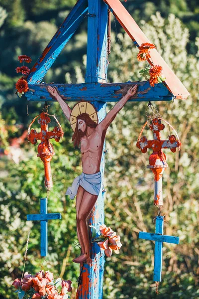 Símbolo de cruz tradicional solitario en las montañas, Transilvania, Rumania — Foto de Stock