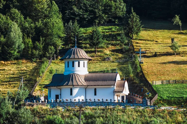 Malé pravoslavné církve v horách, Sedmihradsko, Rumunsko — Stock fotografie