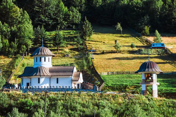 Mały kościół prawosławny w górach, Transylwania, Rumunia — Zdjęcie stockowe