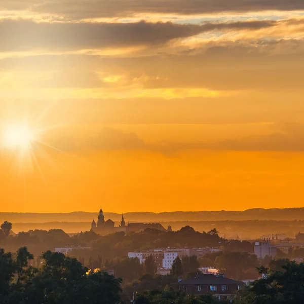 Incrível pôr do sol sobre Wawel Castle em Cracóvia, Polônia — Fotografia de Stock