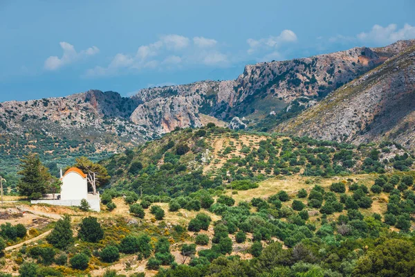 Krajobraz górski z mały kościół na wyspie Kreta, Grecja — Zdjęcie stockowe