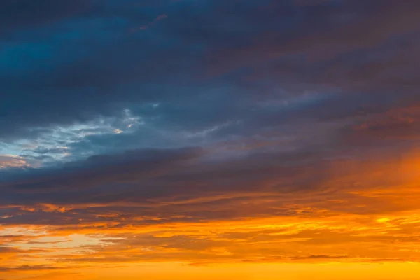 Dramatische levendige kleurrijke wolken tijdens zonsondergang — Stockfoto