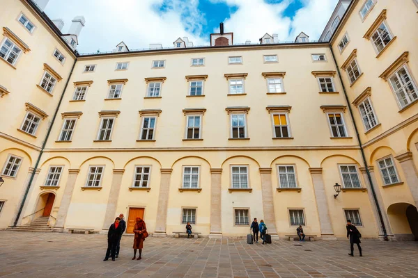 Wien, Österreich, 13. Oktober 2016: Blick auf den Innenhof der Hofburg in Wien, Österreich — Stockfoto