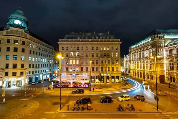 Vienna, Austria, October 13, 2016: A night  view of the famous State Opera in Vienna , Austria — Stock Photo, Image