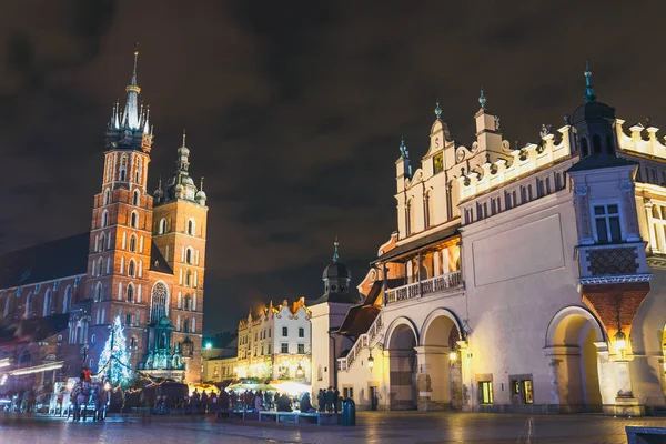 Vista nocturna de la Plaza del Mercado en Cracovia, una de las ciudades más bellas de Polonia — Foto de Stock