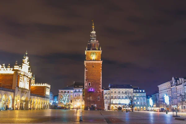 Noční pohled z hlavního náměstí v Krakově, jedna z nejkrásnějších město v Polsku — Stock fotografie