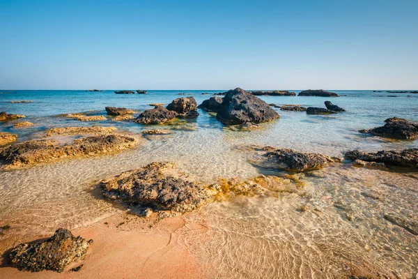 Pláž Elafonissi s růžový písek na ostrov Kréta, Řecko — Stock fotografie