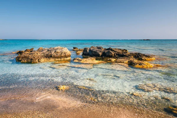 Spiaggia di Elafonissi con sabbia rosa sull'isola di Creta, Grecia — Foto Stock