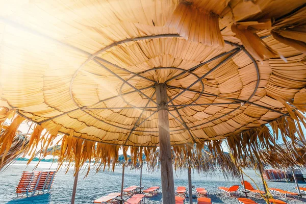 Slunečníky na pláži Elafonissi na ostrov Kréta, Řecko — Stock fotografie