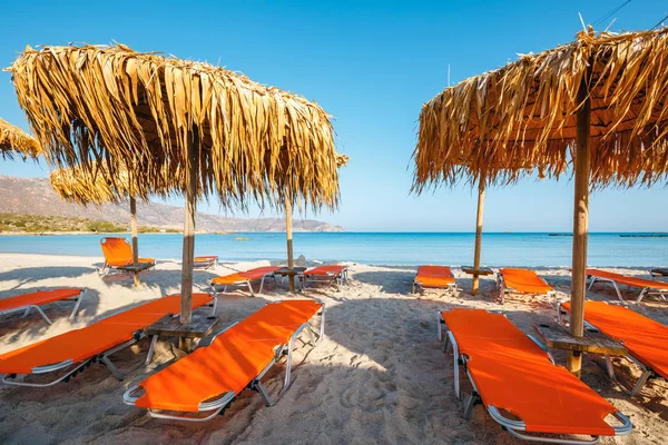 Paraguas en la playa de Elafonissi en la isla de Creta, Grecia — Foto de Stock