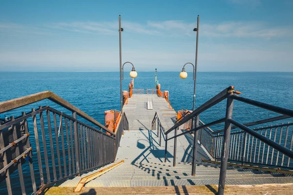 Camminando su un molo di cemento a Miedzyzdroje. Città e località balneare in Polonia sull'isola di Wolin — Foto Stock