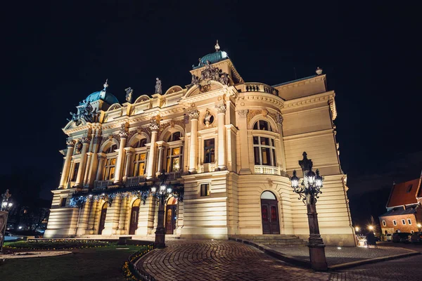 El Teatro Juliusz Slowacki en el casco antiguo de Cracovia por la noche, Polonia —  Fotos de Stock