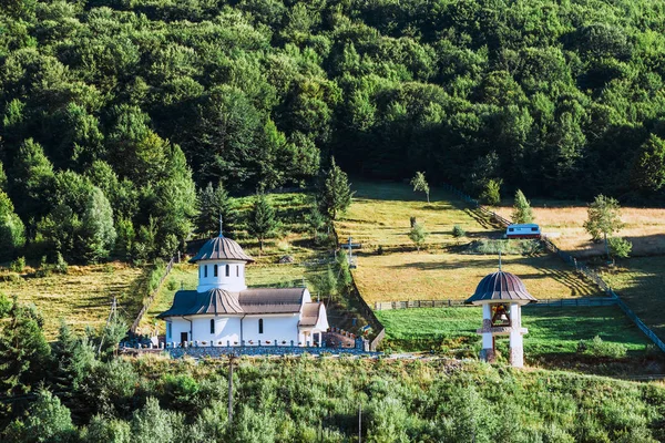 Petite église orthodoxe dans les montagnes, Transylvanie, Roumanie — Photo