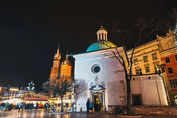 Vista nocturna de la Plaza del Mercado en Cracovia, una de las ciudades más bellas de Polonia — Foto de Stock