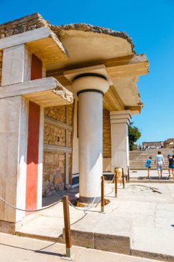 Knossos, Girit, 10 Haziran 2017: bilinmeyen kişi ünlü Minos palace, Knossos, Girit Adası, Yunanistan antik kalıntıları ziyaret